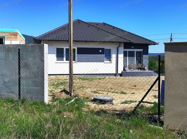 Eladó családi ház, Vácon 104.9 M Ft, 4 szobás