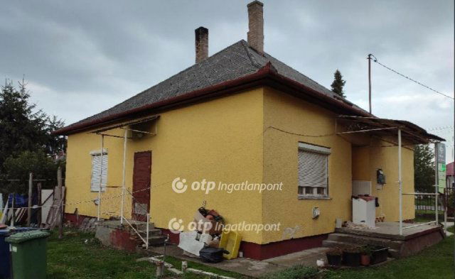 Eladó családi ház, Etyeken 66.5 M Ft, 3 szobás