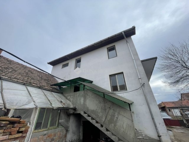 Eladó családi ház, Szegeden 99.5 M Ft, 9 szobás