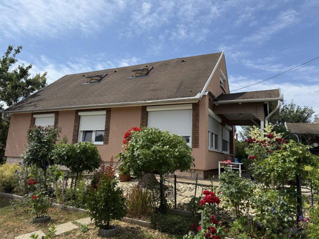 Eladó családi ház, Komáromban 58 M Ft, 3 szobás