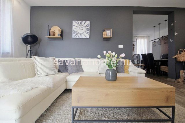 Eladó családi ház, Nárain 129.9 M Ft, 4 szobás