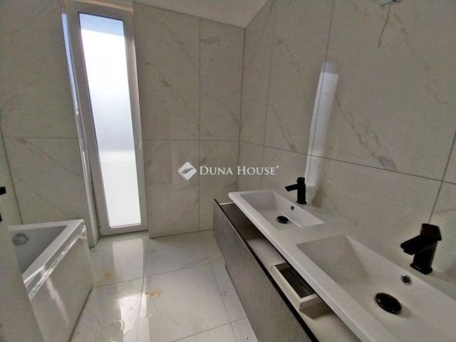 Eladó családi ház, Szegeden 180 M Ft, 1+5 szobás