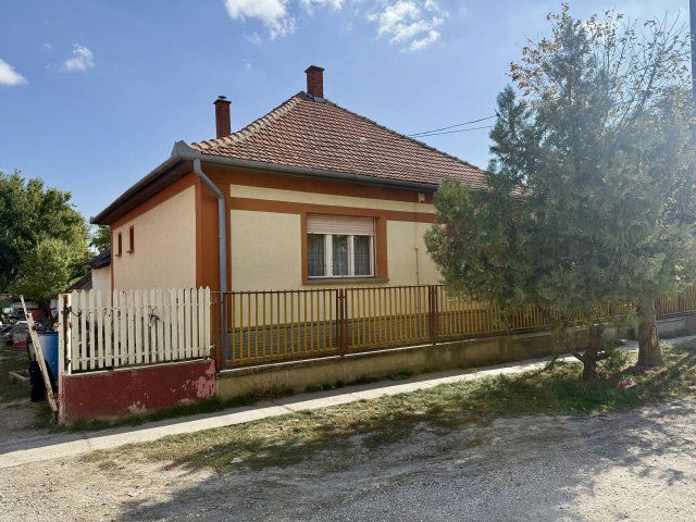 Eladó családi ház, Jászladányon 10.8 M Ft, 2+1 szobás