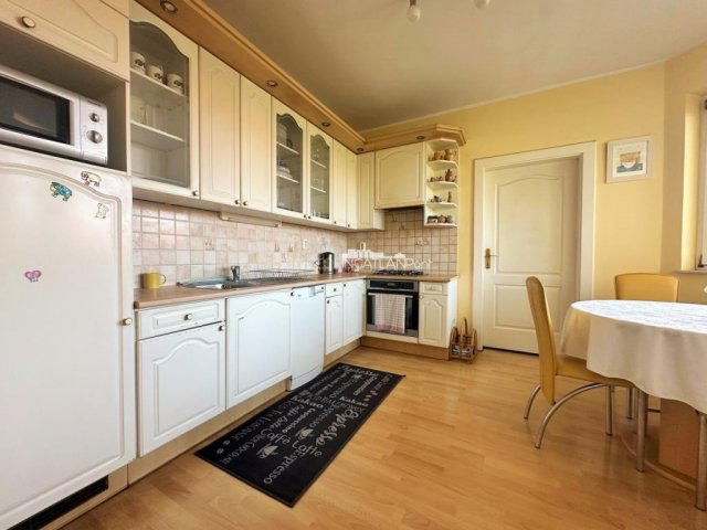 Eladó családi ház, Szombathelyen 119.9 M Ft, 8 szobás