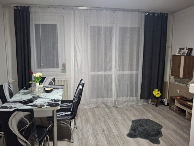 Eladó panellakás, Pétfürdőn 36 M Ft, 1 szobás