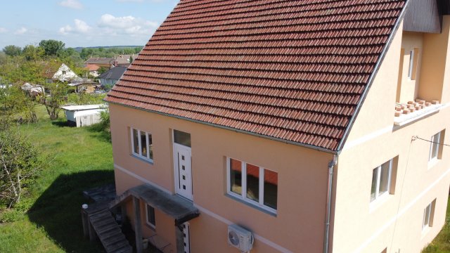 Eladó családi ház, Isaszegen 75.9 M Ft, 9 szobás