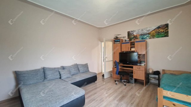 Eladó családi ház, Ácson 84.9 M Ft, 4 szobás