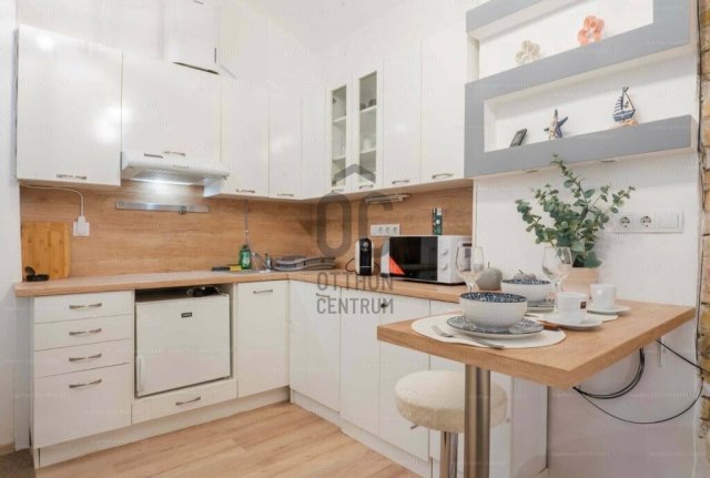 Eladó téglalakás, Budapesten, VI. kerületben 46.9 M Ft, 1 szobás