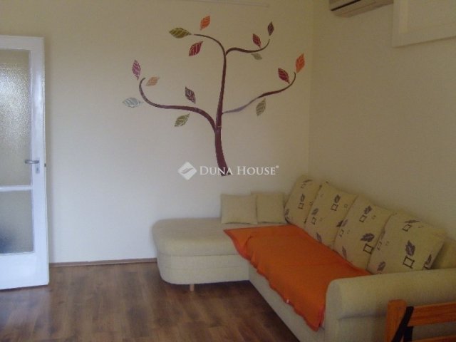 Eladó panellakás, Pécsett 46.9 M Ft, 2+1 szobás