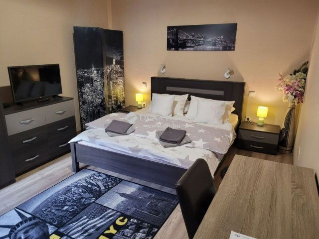 Eladó téglalakás, Budapesten, VI. kerületben 98.5 M Ft, 2 szobás