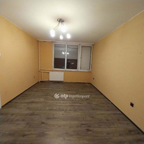 Eladó panellakás, Nyíregyházán 34.8 M Ft, 1+1 szobás