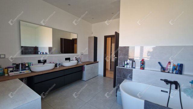 Eladó családi ház, Komáromban 450 M Ft, 7 szobás