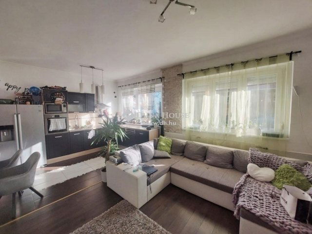 Eladó családi ház, Budapesten, XV. kerületben 89.7 M Ft