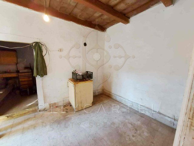 Eladó családi ház, Előszálláson 15 M Ft, 2 szobás