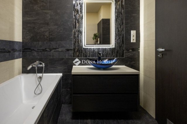 Eladó téglalakás, Budapesten, III. kerületben 119.9 M Ft