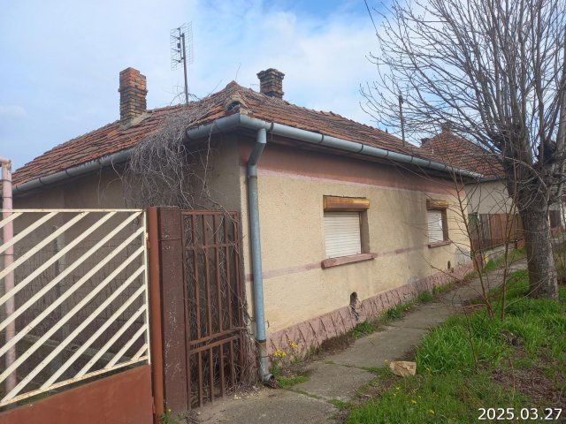 Eladó családi ház, Lajosmizsén, Vásártér utcában 3.2 M Ft