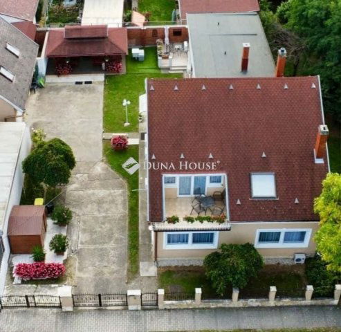 Eladó családi ház, Siófokon 200 M Ft, 8 szobás