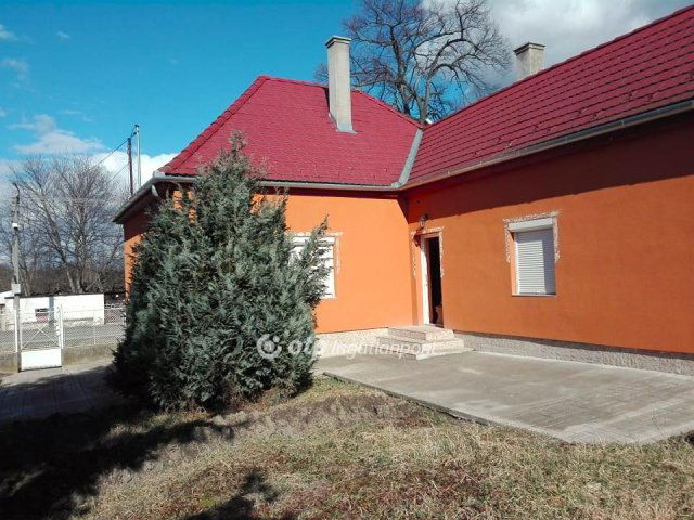 Eladó családi ház, Dombóváron 22.5 M Ft, 2 szobás