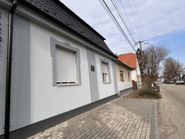 Eladó családi ház, Komáromban 68.83 M Ft, 2+1 szobás