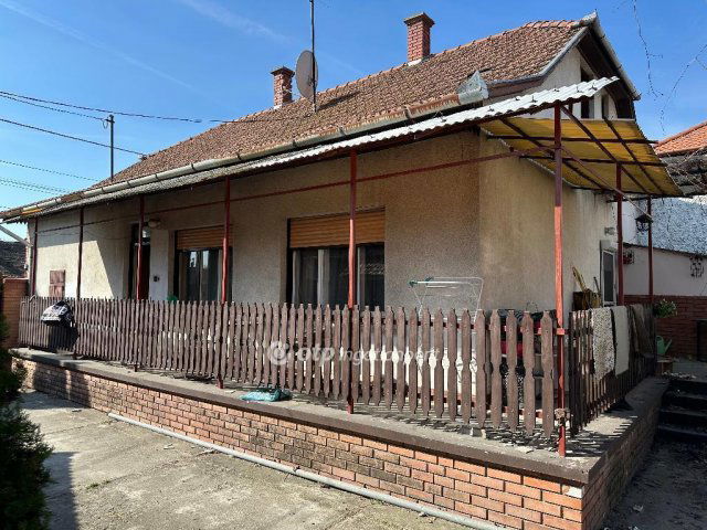Eladó családi ház, Cegléden 100 M Ft, 4 szobás