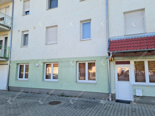 Eladó téglalakás, Celldömölkön 32 M Ft, 4 szobás