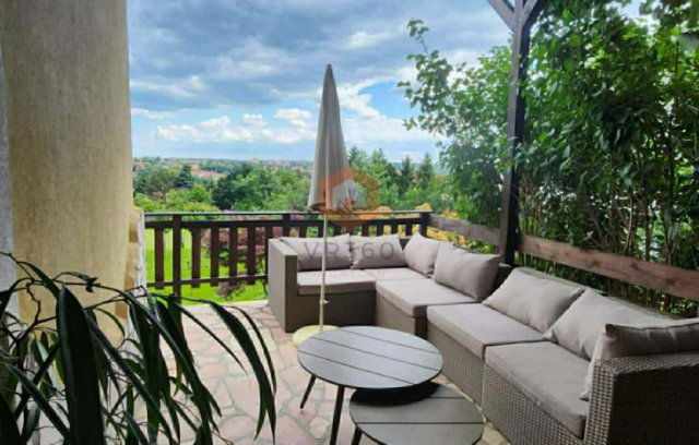 Eladó családi ház, Pécsett 199.9 M Ft, 8 szobás