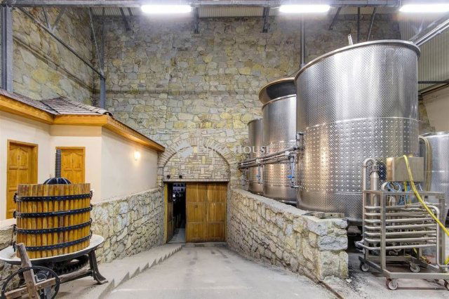 Eladó családi ház, Szomolyán 860 M Ft, 2 szobás