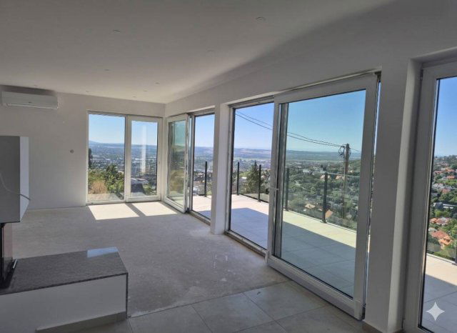 Eladó téglalakás, Pécsett 149.9 M Ft, 5 szobás