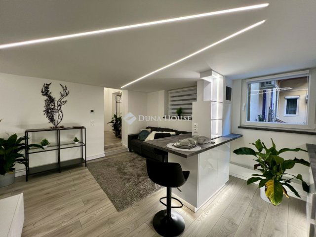 Eladó téglalakás, Budapesten, VI. kerületben 82.9 M Ft, 4 szobás