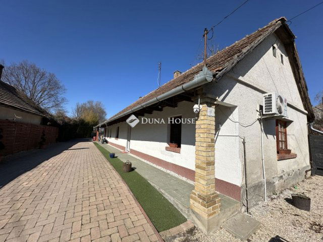 Eladó családi ház, Sáregresen 32 M Ft, 2 szobás