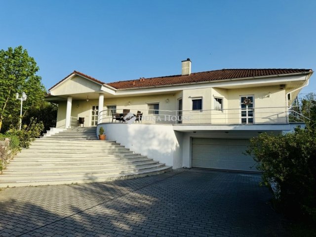 Eladó családi ház, Esztergomban 212.258 M Ft, 8 szobás