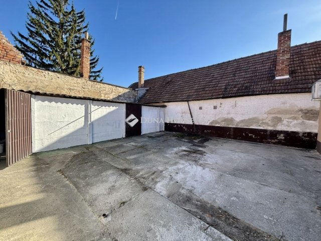 Eladó családi ház, Esztergomban 52.8 M Ft, 3 szobás