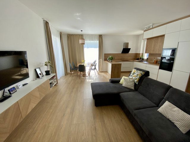Eladó családi ház, Velencén 129.9 M Ft, 4 szobás
