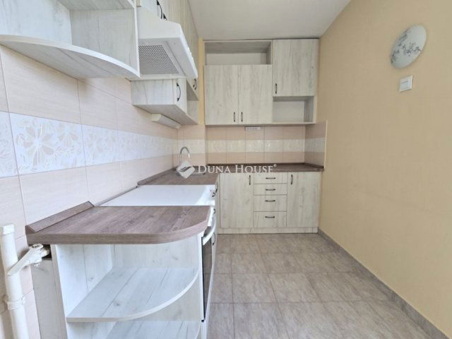 Eladó panellakás, Pécsett 48.9 M Ft, 3 szobás