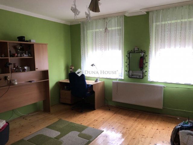 Eladó családi ház, Majson 20.9 M Ft, 3 szobás