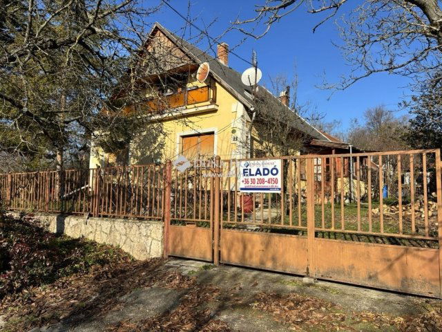 Eladó családi ház, Száron 62.9 M Ft, 3 szobás