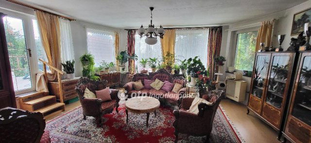 Eladó családi ház, Budakeszin 179.7 M Ft, 9 szobás