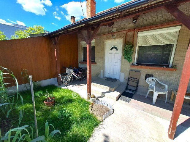 Eladó téglalakás, Cegléden 27.5 M Ft, 2 szobás