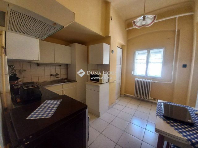 Eladó családi ház, Pécsett 89.9 M Ft, 7 szobás