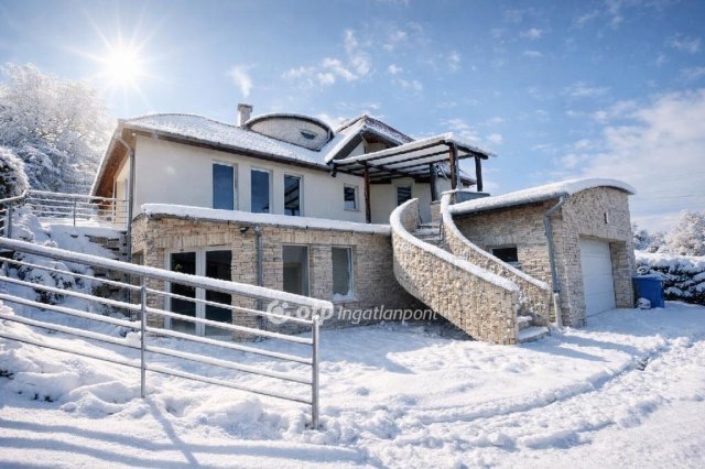 Eladó családi ház, Pécsett 379 M Ft, 5+1 szobás