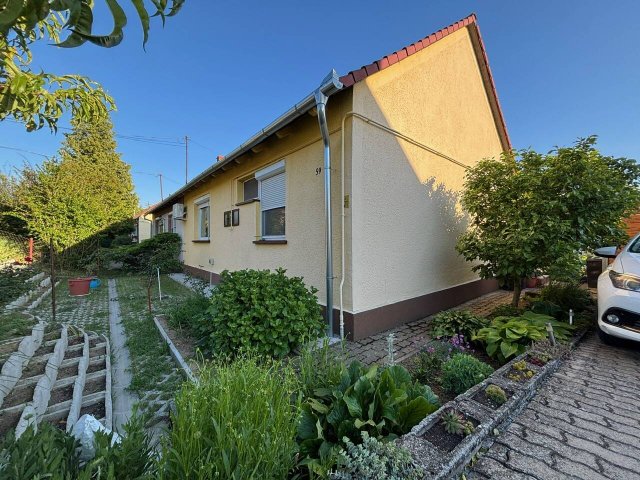 Eladó ikerház, Komlón 59.9 M Ft, 3 szobás / költözzbe.hu