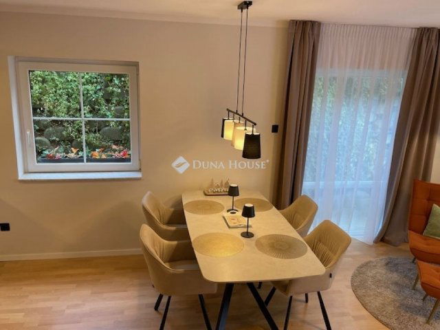 Kiadó téglalakás, albérlet, Pécsett 572 E Ft / hó, 4 szobás