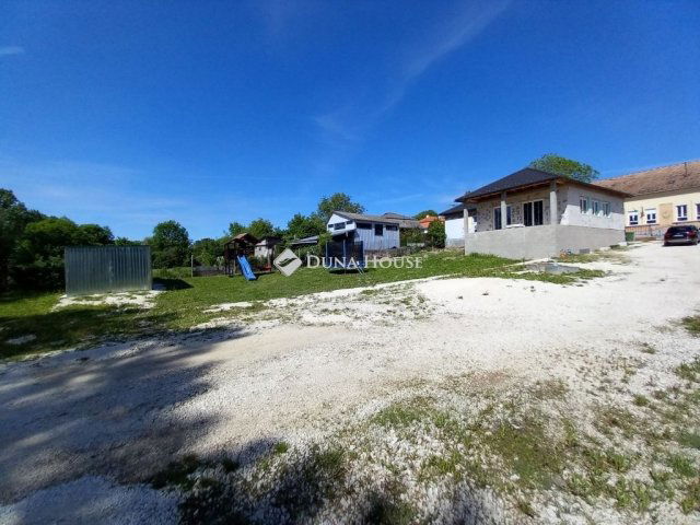 Eladó családi ház, Mányon 89.99 M Ft, 3 szobás
