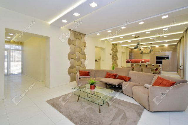 Eladó téglalakás, Szegeden 590 M Ft, 5 szobás