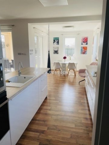 Eladó családi ház, Pécsett 174.9 M Ft, 4 szobás