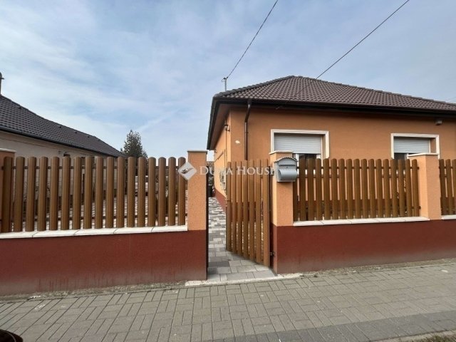 Eladó családi ház, Vecsésen 95 M Ft, 3 szobás