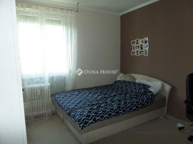 Eladó panellakás, Komlón 24.5 M Ft, 3 szobás