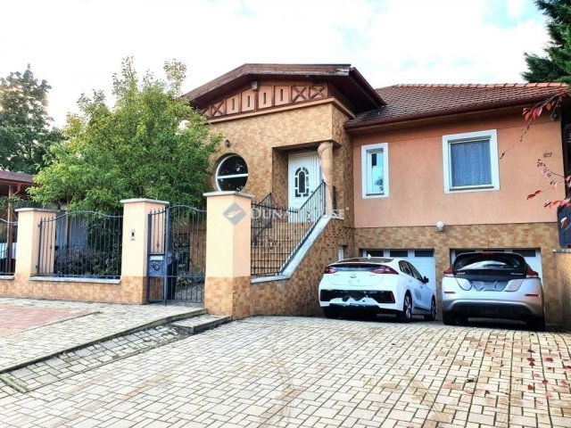 Eladó családi ház, Kecskeméten 245 M Ft, 5 szobás