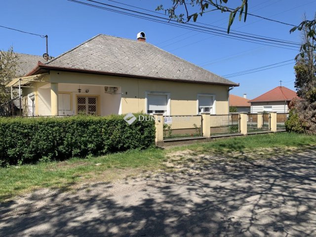 Eladó családi ház, Ercsiben 54.5 M Ft, 2 szobás