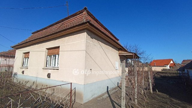 Eladó családi ház, Jászfényszarun 25.9 M Ft, 2 szobás
